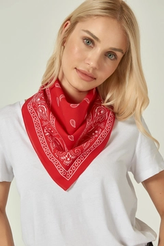 Een kledingmodel uit de groothandel draagt axs10907-bandana-scarf-red, Turkse groothandel Sjaal van Axesoire