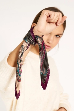 Bir model, Axesoire toptan giyim markasının axs11042-pleated-scarf-purple toptan Atkı ürününü sergiliyor.