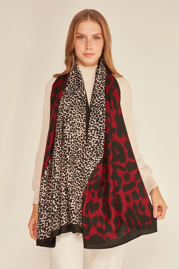 A wholesale clothing model wears axs11082-patchwork-leopard-patterned-shawl-claret-red, Turkish wholesale Shawl of Axesoire