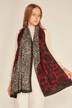 A wholesale clothing model wears axs11082-patchwork-leopard-patterned-shawl-claret-red, Turkish wholesale Shawl of Axesoire