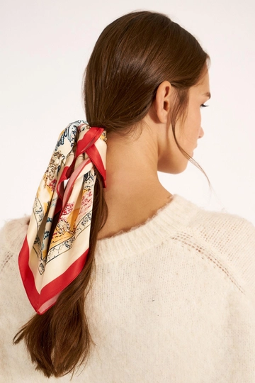 Ein Bekleidungsmodell aus dem Großhandel trägt  Schal Mit Rand - Rot
, türkischer Großhandel Halstuch von Axesoire