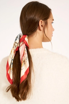 Bir model, Axesoire toptan giyim markasının axs11013-bordered-scarf-red toptan Atkı ürününü sergiliyor.