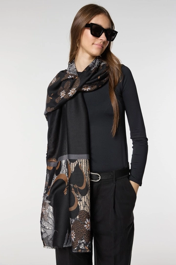 A wholesale clothing model wears  Floral Patterned Shawl - Black
, Turkish wholesale Shawl of Axesoire