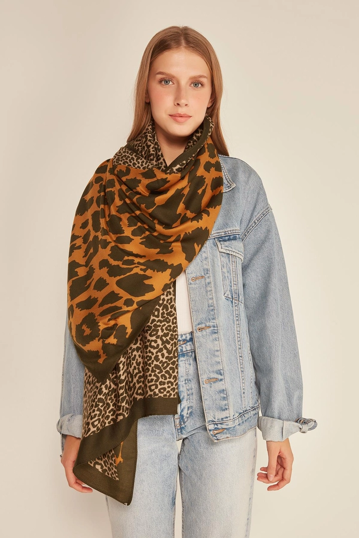 A wholesale clothing model wears axs11191-patchwork-leopard-patterned-shawl-green, Turkish wholesale Shawl of Axesoire