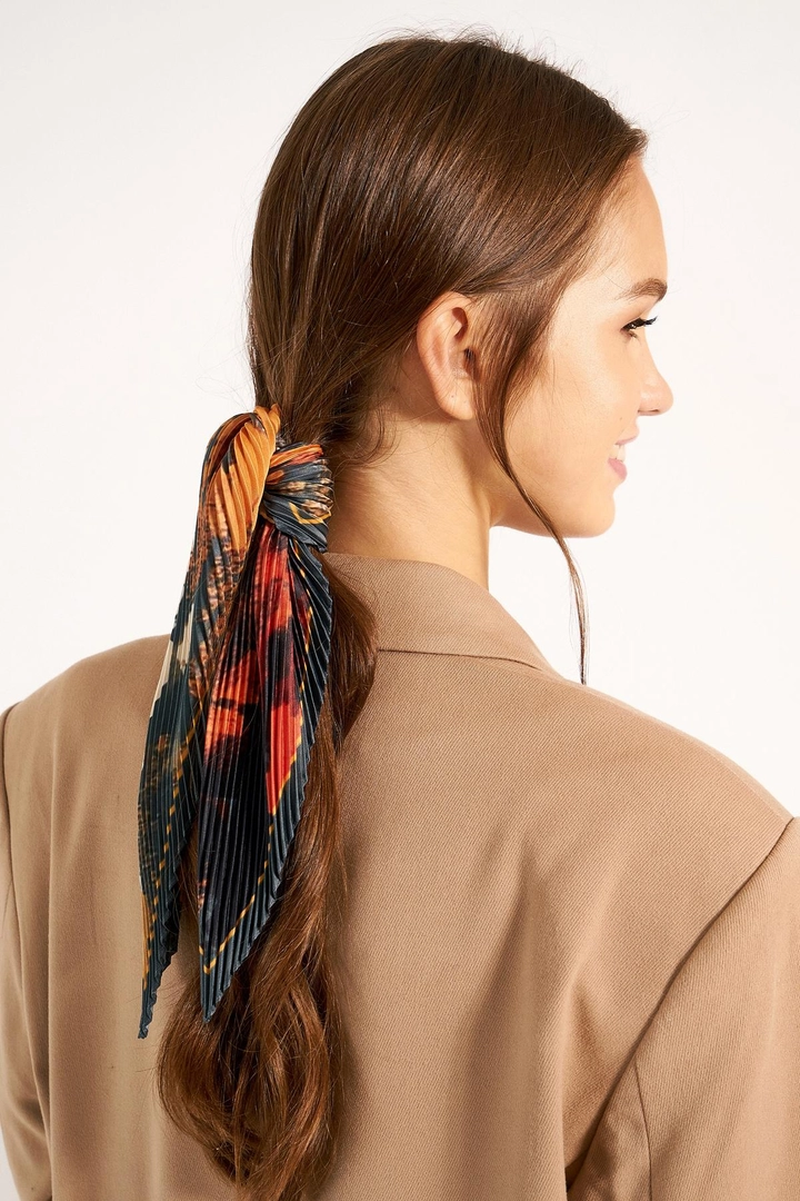 Ein Bekleidungsmodell aus dem Großhandel trägt axs11273-colorful-pleated-scarf, türkischer Großhandel Halstuch von Axesoire