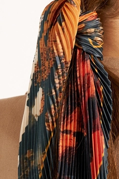 Um modelo de roupas no atacado usa axs11273-colorful-pleated-scarf, atacado turco Lenço de Axesoire