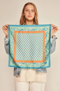 Ein Bekleidungsmodell aus dem Großhandel trägt axs11288-geometric-patterned-bandana-scarf-blue-&-brick, türkischer Großhandel Halstuch von Axesoire