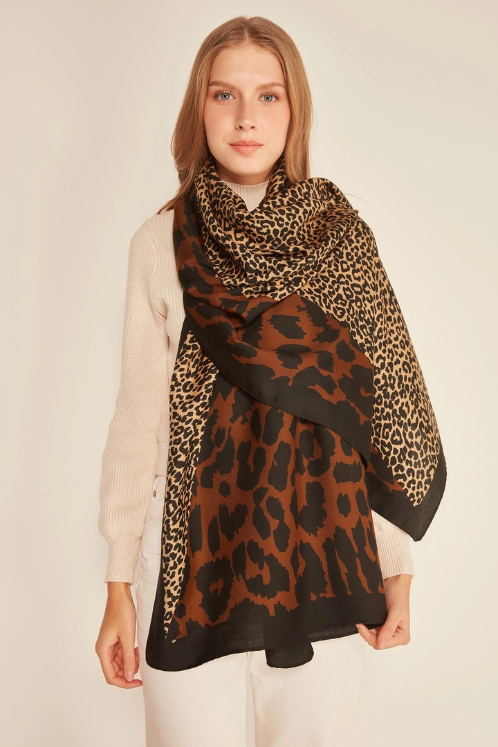 A wholesale clothing model wears axs11289-patchwork-leopard-patterned-brown-shawl, Turkish wholesale Shawl of Axesoire