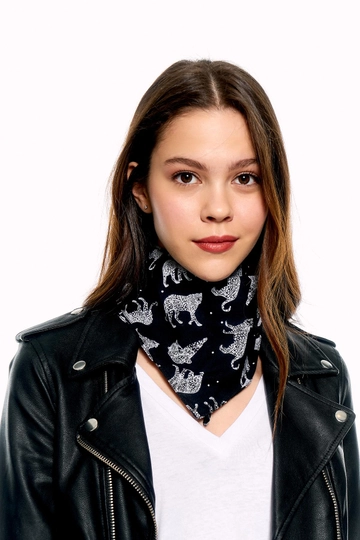 A wholesale clothing model wears  Leopard Patterned Cotton Scarf - Black
, Turkish wholesale Scarf of Axesoire