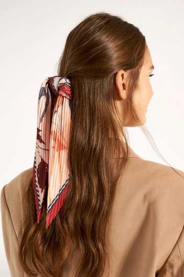 Bir model, Axesoire toptan giyim markasının  Etnik Çiçek Desenli Pliseli Fular - Kiremit & Pudra
 toptan Atkı ürününü sergiliyor.