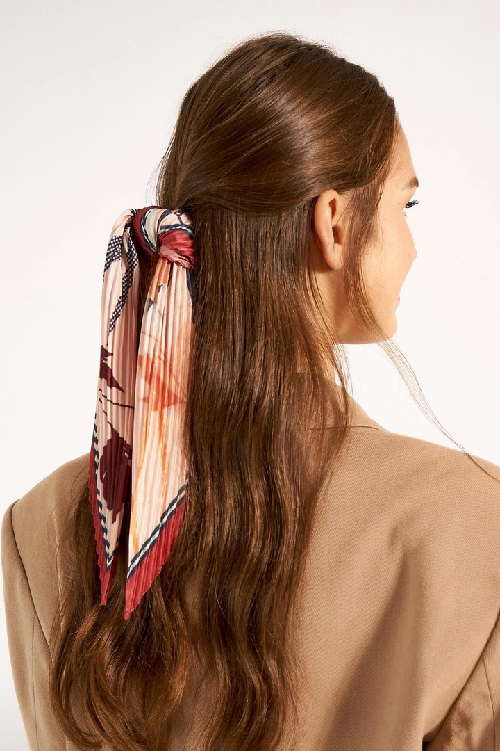 Een kledingmodel uit de groothandel draagt axs11295-ethnic-floral-patterned-pleated-scarf-brick-&-powder, Turkse groothandel Sjaal van Axesoire