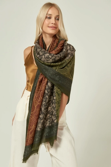 Ein Bekleidungsmodell aus dem Großhandel trägt  Schal Mit Paisley-Muster – Grün
, türkischer Großhandel Halstuch von Axesoire