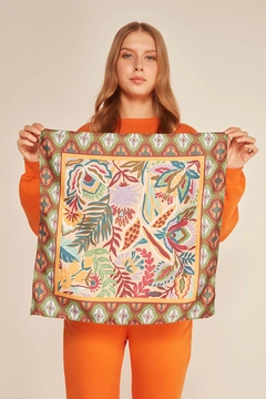 Bir model, Axesoire toptan giyim markasının axs11239-ethnic-patterned-saffron-bandana-scarf toptan Atkı ürününü sergiliyor.