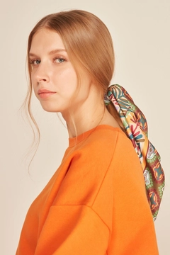 Una modella di abbigliamento all'ingrosso indossa axs11239-ethnic-patterned-saffron-bandana-scarf, vendita all'ingrosso turca di Sciarpa di Axesoire