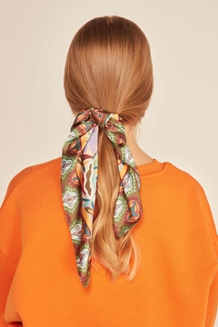 Bir model, Axesoire toptan giyim markasının axs11239-ethnic-patterned-saffron-bandana-scarf toptan Atkı ürününü sergiliyor.