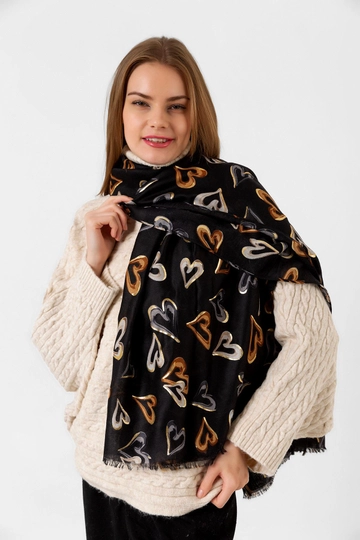 Een kledingmodel uit de groothandel draagt  Sjaal met hartmotief, verguld en kwastjes - Zwart
, Turkse groothandel Sjaal van Axesoire