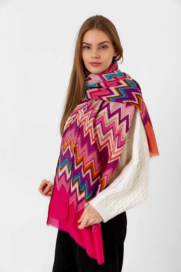 Een kledingmodel uit de groothandel draagt  Sjaal met Zizgaz-patroon - Roze
, Turkse groothandel Sjaal van Axesoire