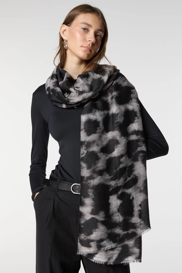 Ένα μοντέλο χονδρικής πώλησης ρούχων φοράει  Σάλι Με Σχέδιο Λεοπάρ - Μαύρο
, τούρκικο Σάλι χονδρικής πώλησης από Axesoire