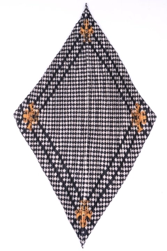 Een kledingmodel uit de groothandel draagt axs11415-checkerboard-patterned-pleated-scarf-black, Turkse groothandel Sjaal van Axesoire