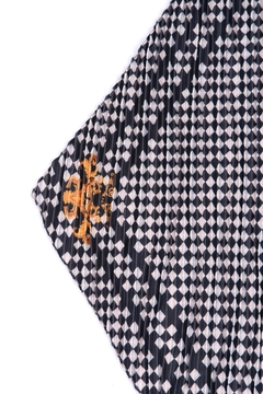 Een kledingmodel uit de groothandel draagt axs11415-checkerboard-patterned-pleated-scarf-black, Turkse groothandel Sjaal van Axesoire