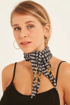 Модель оптовой продажи одежды носит axs11415-checkerboard-patterned-pleated-scarf-black, турецкий оптовый товар Шарф от Axesoire.