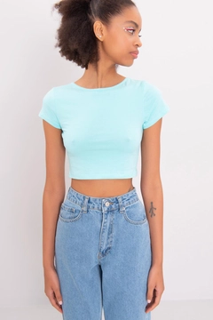 A wholesale clothing model wears bsl11417-crop-top-turquoise, Turkish wholesale Crop Top of BSL
