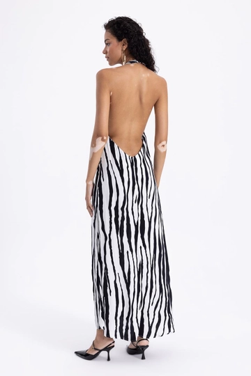 Bir model, BSL toptan giyim markasının  Sırtı Açık Uzun Elbise
 toptan Elbise ürününü sergiliyor.
