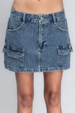 Bir model, BSL toptan giyim markasının bsl11975-denim-cargo-skirt toptan Etek ürününü sergiliyor.