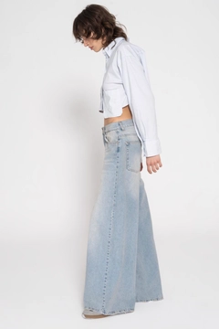 A wholesale clothing model wears bsl11980-low-waist-wide-denim-pants, Turkish wholesale Pants of BSL