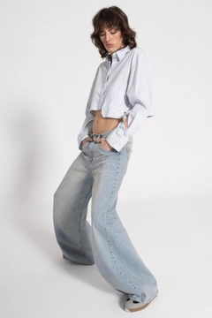 A wholesale clothing model wears bsl11980-low-waist-wide-denim-pants, Turkish wholesale Pants of BSL