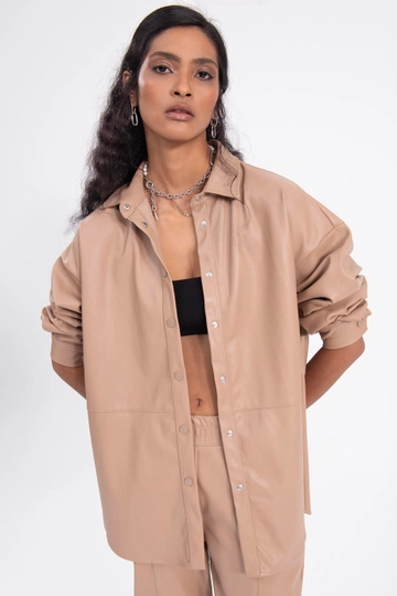 A wholesale clothing model wears  Oversize Faux Leather Shirt
, Turkish wholesale  of BSL