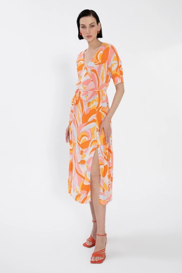 Ein Bekleidungsmodell aus dem Großhandel trägt  Zweireihiges  Kurzärmliges Midikleid Mit Ausschnitt
, türkischer Großhandel Kleid von BSL