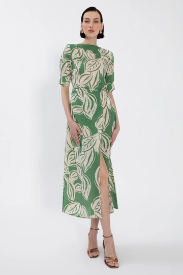 Bir model, BSL toptan giyim markasının  Kısa Kollu Anvelop Midi Elbise
 toptan Elbise ürününü sergiliyor.