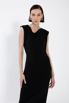 A wholesale clothing model wears bsl12054-plunging-neck-midi-dress, Turkish wholesale Dress of BSL