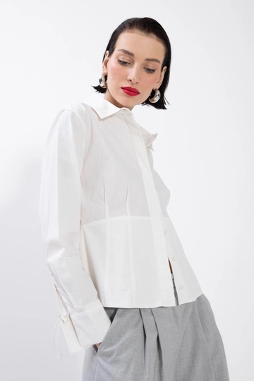 Bir model, BSL toptan giyim markasının  Dartlı Poplin Gömlek
 toptan Gömlek ürününü sergiliyor.