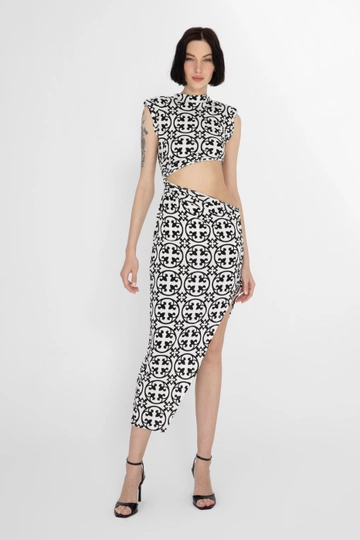 Bir model, BSL toptan giyim markasının  Beli Derin Yırtmaçlı Düşük Bel Midi Elbise
 toptan Elbise ürününü sergiliyor.