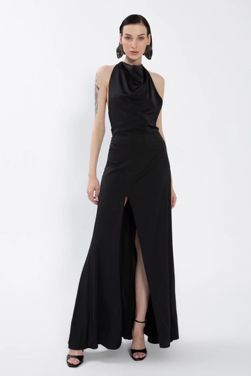 A wholesale clothing model wears  Satin Maxi Dress With Plunging Neck And Deep Slit
, Turkish wholesale Dress of BSL