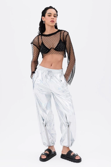 Bir model, BSL toptan giyim markasının  Yaldızlı Geniş Pantolon
 toptan Pantolon ürününü sergiliyor.