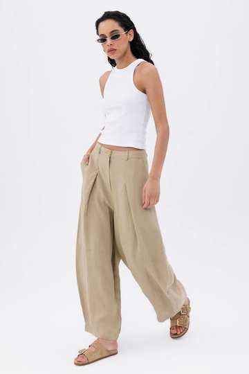 A wholesale clothing model wears  Pleated Linen Blend Balloon Trousers - Beige
, Turkish wholesale Pants of BSL