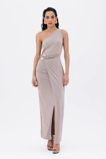 Ein Bekleidungsmodell aus dem Großhandel trägt  Maxikleid Mit One-Shoulder-Träger
, türkischer Großhandel Kleid von BSL