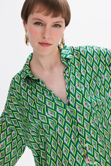Una modella di abbigliamento all'ingrosso indossa  Camicia Oversize In Raso
, vendita all'ingrosso turca di Camicia di BSL
