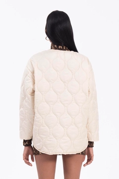 Bir model, BSL toptan giyim markasının bsl10546-quilted-coat toptan Kaban ürününü sergiliyor.