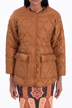A wholesale clothing model wears bsl10651-quilted-coat, Turkish wholesale Coat of BSL