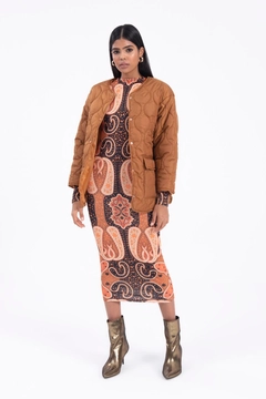 Un mannequin de vêtements en gros porte bsl10651-quilted-coat, Manteau en gros de BSL en provenance de Turquie