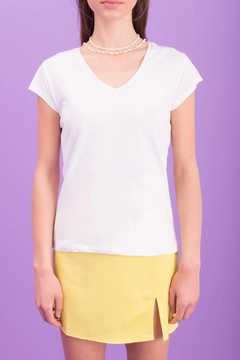 A wholesale clothing model wears bsl10812-shorts-sleeve-basic, Turkish wholesale Tshirt of BSL