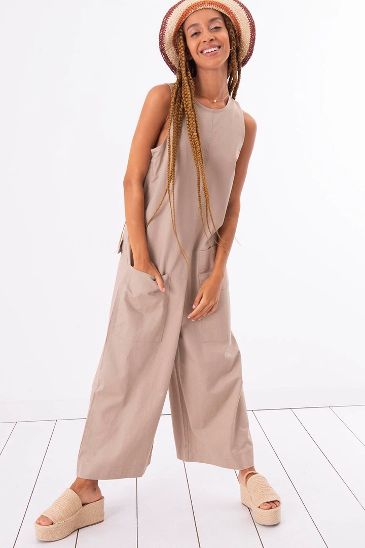 A wholesale clothing model wears bsl10851-sleeveless-loose-jumpsuit-with-pocket, Turkish wholesale Jumpsuit of BSL