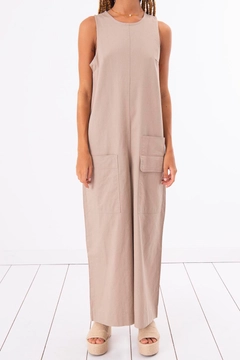 A wholesale clothing model wears bsl10851-sleeveless-loose-jumpsuit-with-pocket, Turkish wholesale Jumpsuit of BSL