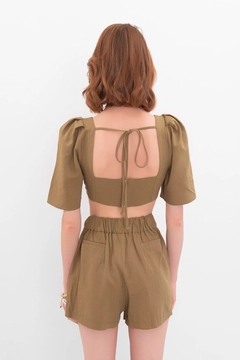 A wholesale clothing model wears bsl10094-square-neck-crop-linen-blouse-khaki, Turkish wholesale Crop Top of BSL