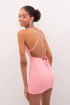 Bir model, BSL toptan giyim markasının bsl10277-open-back-cross-band-mini-dress toptan Elbise ürününü sergiliyor.