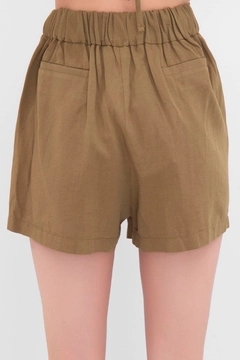 A wholesale clothing model wears bsl11626-mini-linen-short, Turkish wholesale Shorts of BSL